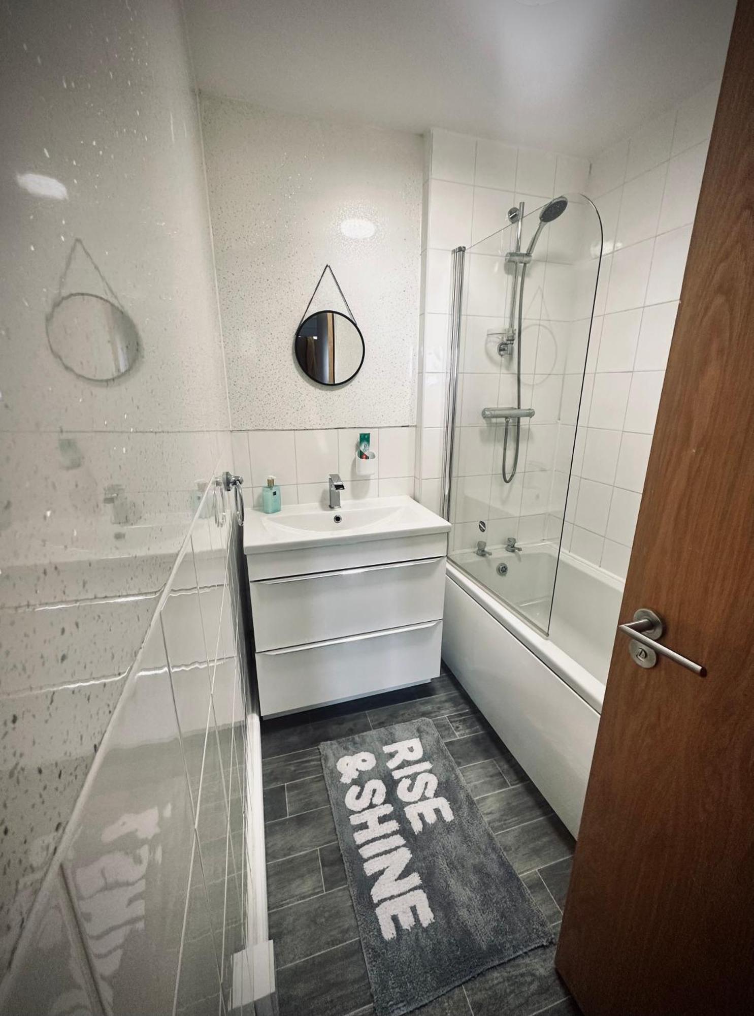 Unique View Of Anfield Stadium - Charming 2 Bedroom Apartment In Liverpool With Parking エクステリア 写真